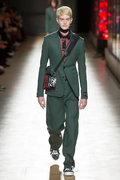 Look 25